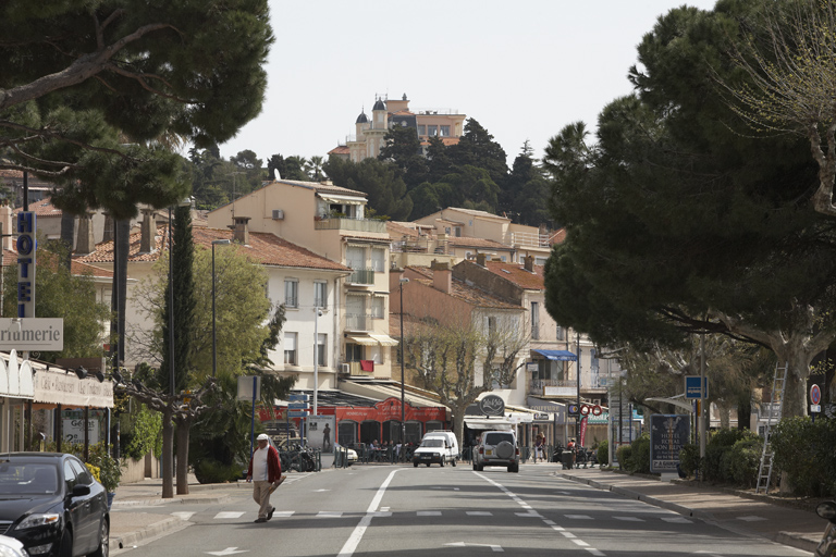L'avenue Charles-de-Gaulle, les maisons sur la place Victor-Hugo et le château Gaumont.