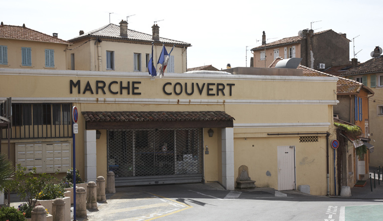 Marché couvert construit en 1952. Entrée sur la montée de l'Epagneul.
