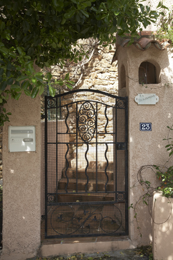 Villa La Benjamine, construite vers 1920. Portail en fer forgé Art Déco. Bellevue. Mimosas (boulevard des) 23. 2007 AB 116.
