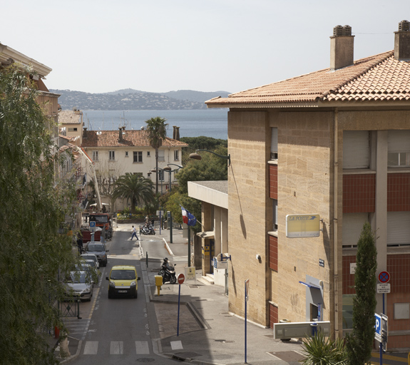 Le boulevard Frédéric-Mistral. Vue nord-sud. A droite, la poste.