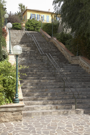 Escalier reliant le boulevard Frédéric-Mistral et le boulevard des Mimosas.