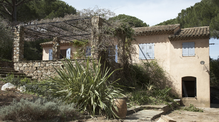 Kermoune est la conciergerie, construite en 1949 et agrandie en 1953, d'une villa qui ne sera jamais édifiée. Architecte : André Barbier-Bouvet. Croisette (la). Hortensias (boulevard des). 2007 F4 499.