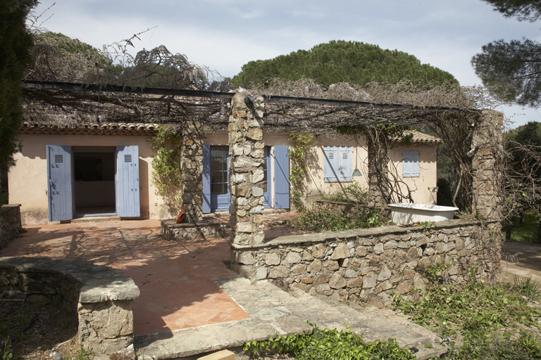 Kermoune est la conciergerie, construite en 1949 et agrandie en 1953, d'une villa qui ne sera jamais édifiée. Architecte : André Barbier-Bouvet. Croisette (la). Hortensias (boulevard des). 2007 F4 499.