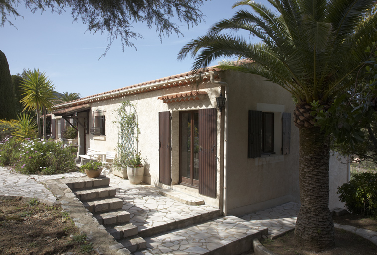 Villa Malouina, construite en 1960. Façade sud-ouest. Croisette (la). Souvenir-Français (avenue du) 23. 2007 F5 864.