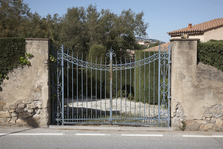 L'un des portails d'entrée du domaine des Myrtes sur l'avenue du Souvenir-Français.