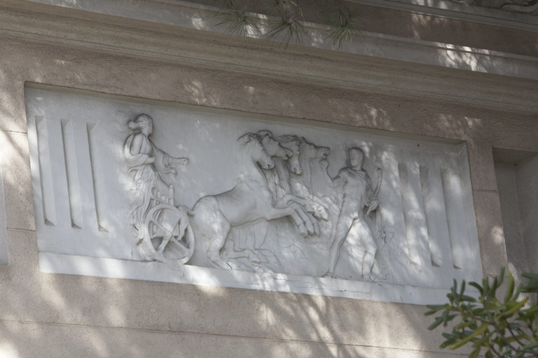 Façade sud-ouest. Décor sculpté.