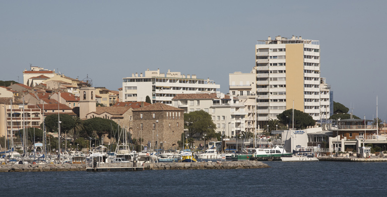 Le vieux noyau villageois, la résidence Le Palais de la Mer et la capitainerie.