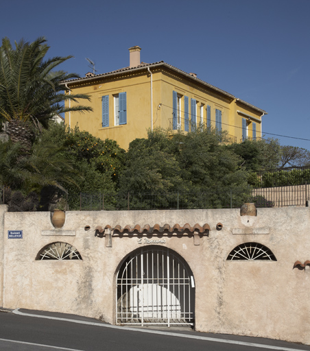 Vue de situation de la villa La Benjamine, construite vers 1920 et portail de la villa La Mamounia. Bellevue. Mimosas (boulevard des) 23 ; Bellevue (boulevard). 2007 AB 116, 60.