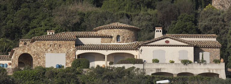 Villa Les Lauriers roses. Le gros oeuvre est en partie parementé de pierre locale. Une tour assure l'articulation entre les deux ailes. Croisette (la). Souvenir-Français (avenue du) 11. 2007 F5 1327.