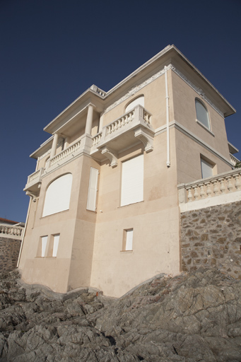 Vue de volume prise de l'est. La maison est construite à même le rocher.