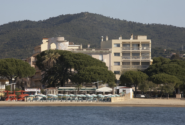 La Plage du Casino avec les restaurants de plage Havana et Paris Plage, et les immeubles Le Palais des Sirènes et Le Trident.