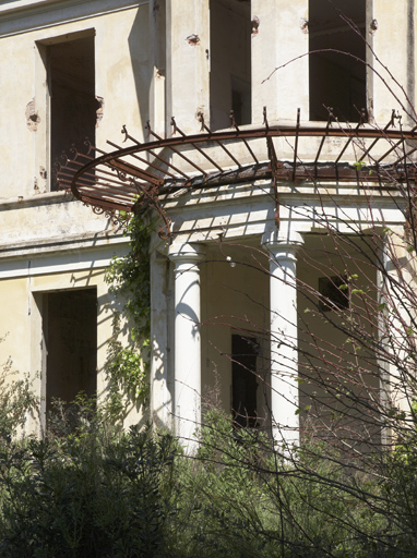 Façade sud. Le porche.