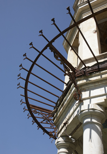 Porche de la façade sud. Armature en fer forgé de la marquise.