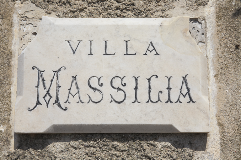 Portail. Plaque en marbre portant le nom de la villa.