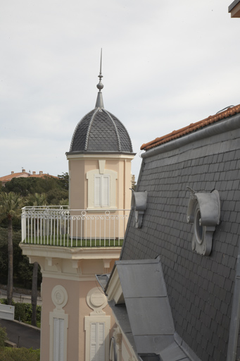 Maison de villégiature (villa balnéaire) dite Château Meissonnier, puis Château Keller, puis Château Gaumont, actuellement hôtel de voyageurs (centre de vacances) dit Château Les Tourelles