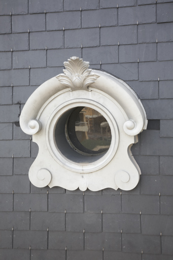 Oeil-de-boeuf sur le versant du brisis ouest.