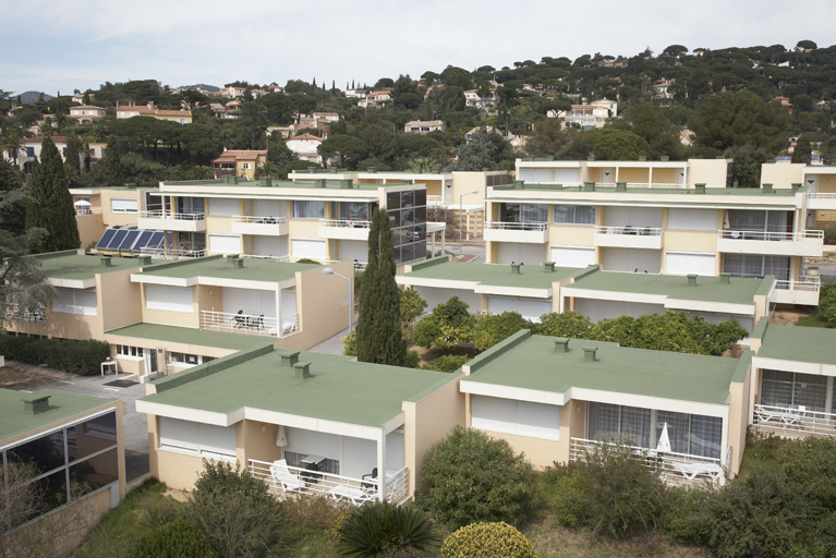 Village de vacances construit dans le parc du château des Tourelles pour agrandir la caacité d'accueil du centre de vacances. Bellevue. 2007 AB 895.