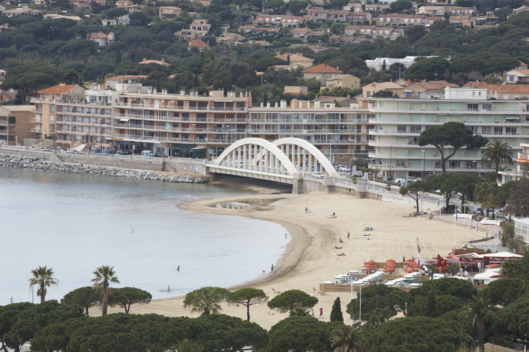 Vue de situation. Au premier plan, la plage du Casino.