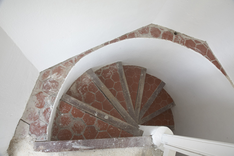 Escalier montant à une tourelle.