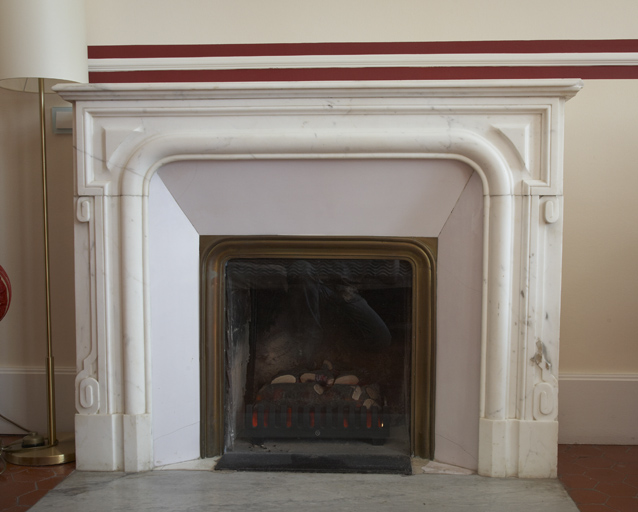 Premier étage. Chambre sud. Cheminée de marbre blanc.
