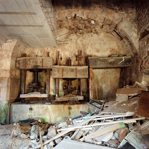 Presses de la ressence placées dans un ancien mur de presse au sud de la pièce.