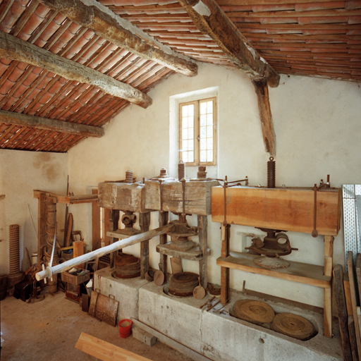 Vue des presses et du cabestan du moulin réhabilité, prise du nord.