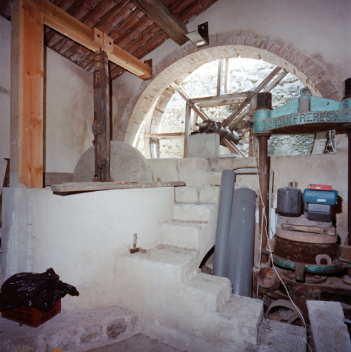 Vue sur la roue hydraulique et sur le broyeur à meule.