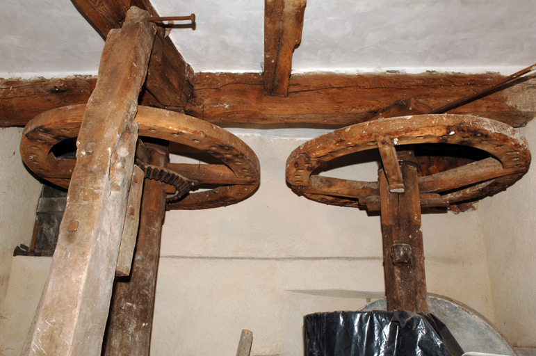 Les couronnes en bois des broyeurs à meules du moulin à ressence.