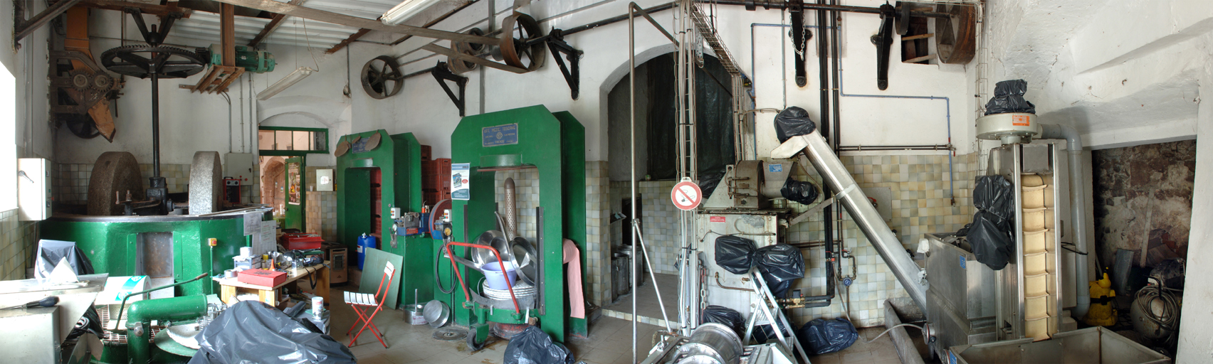 Vue d'ensemble de la salle du moulin des années 1920 et du moulin moderne. ; Equipements de moulins des années 1920.