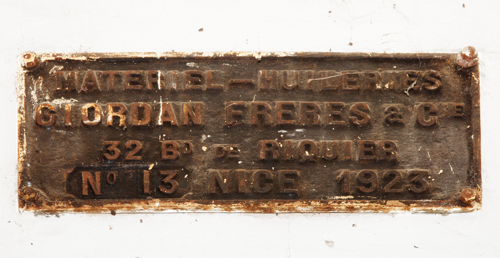 Matériel-huilerie Giordan Frères & Cie 32 bd. de Riquier n° 13 Nice 1923 [plaque posée dans la salle du moulin des années 1920]. ; Plaque des fonderies Giordan Frères.