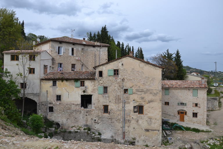Vue des bâtiments des moulins à huile et à ressence, prise du sud-ouest.