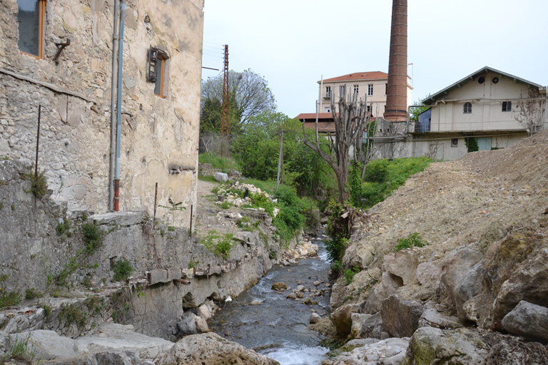 Le vallon et l'usine à parfum voisine.