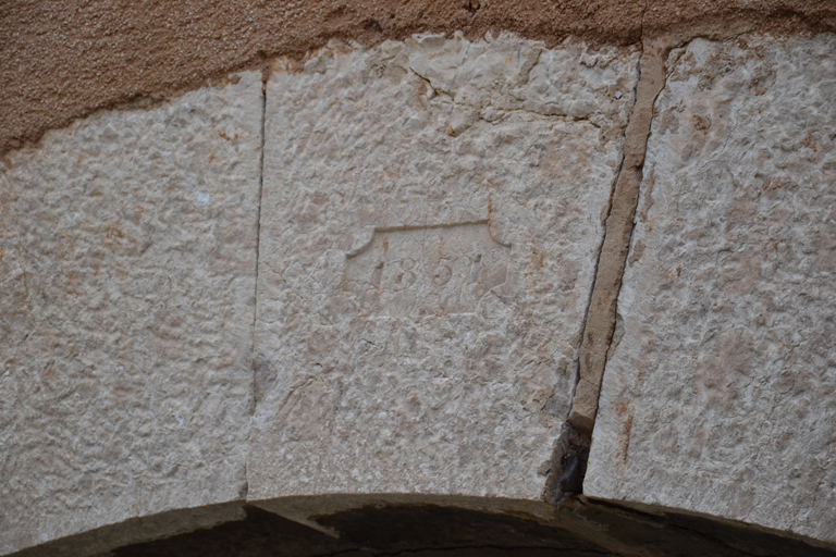 1851, date portée sur le linteau de la porte d'entrée du moulin.