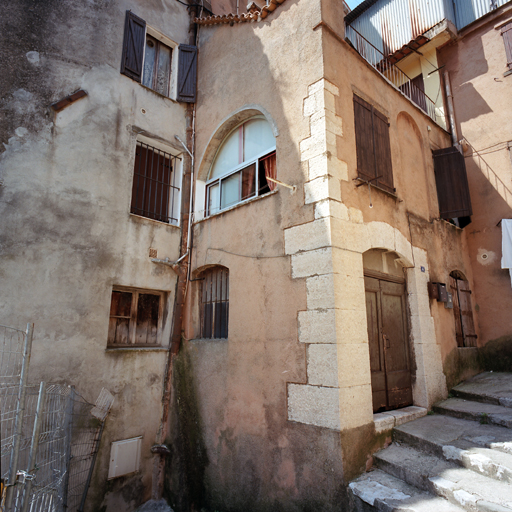 Vue de l'extension formant le hall d'entrée du bâtiment.