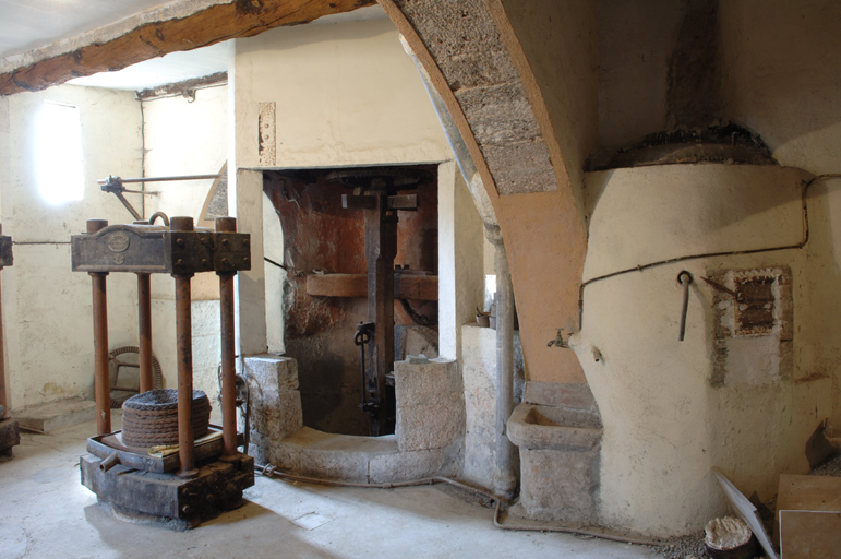 Le broyeur à meule avec la presse hydraulique et le chaudron.