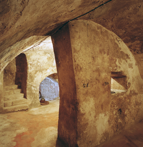 La jarrerie, avec au fond l'espace de récupération de l'huile.