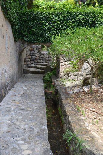 Canal d'amenée bordant la face est du bâtiment du moulin.