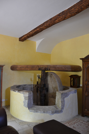 Piste de triturage des olives. ; Broyeur de moulin à une meule.