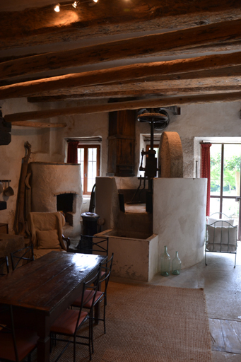 Piste et chaudron du moulin à huile. ; Moulin Sainte-Anne : A gauche de la meule conduit à olives en bois.