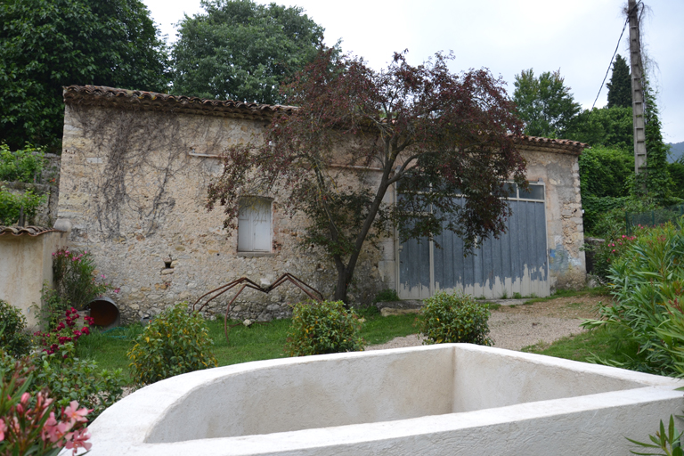 Moulin à ressence précédé d'un regard où s'effectue le partage des eaux sur le site.