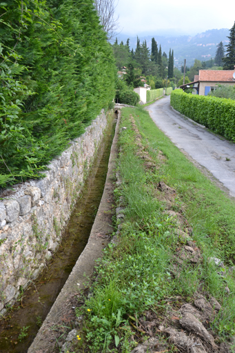 Canal d'amenée à l'extérieur de la propriété.
