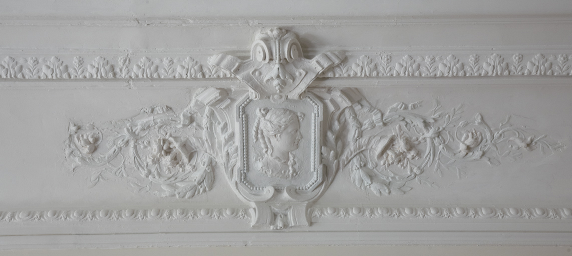 Salon. Détail de la frise soulignant le plafond. Médaillon représentant vraisemblablement madame Meissonnier, épouse du commanditaire.