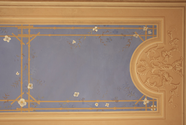Portique. Décor peint du plafond.