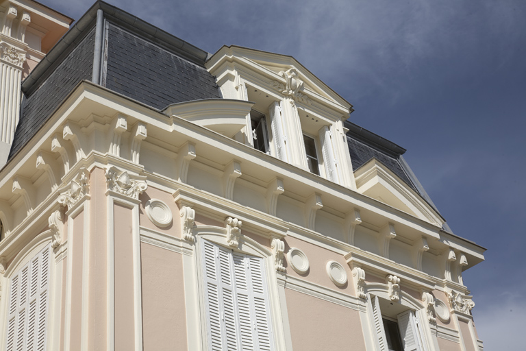Façade sud. Partie supérieure de l'avant-corps à l'est.