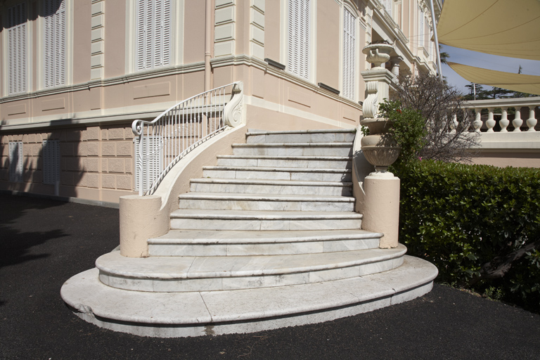 Escalier reliant la terrasse au jardin, du côté ouest.