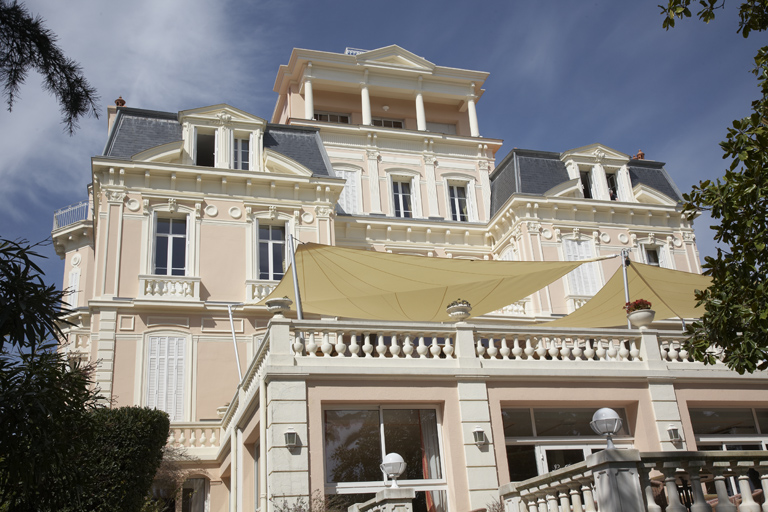 Façade sud, sur jardin.