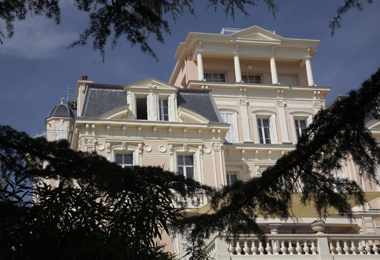 Parties hautes de la façade sud, sur jardin.