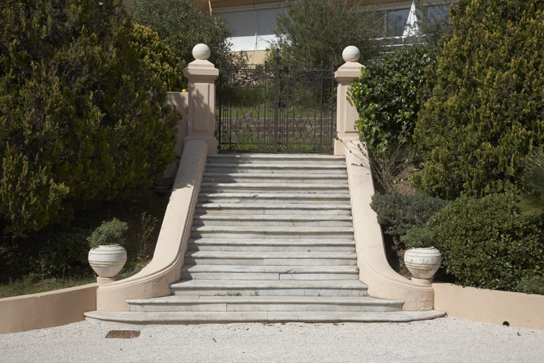 Escalier reliant le château au parc, au nord.