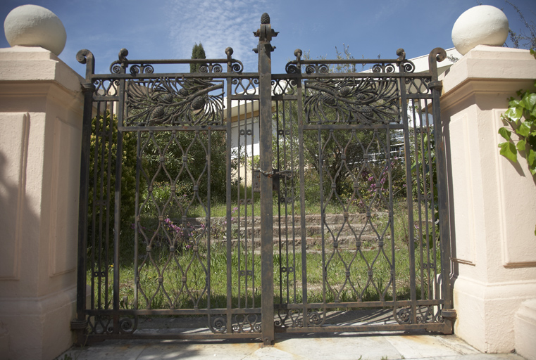 Portail mettant en relation le château et les vignes qui étaient  au nord.