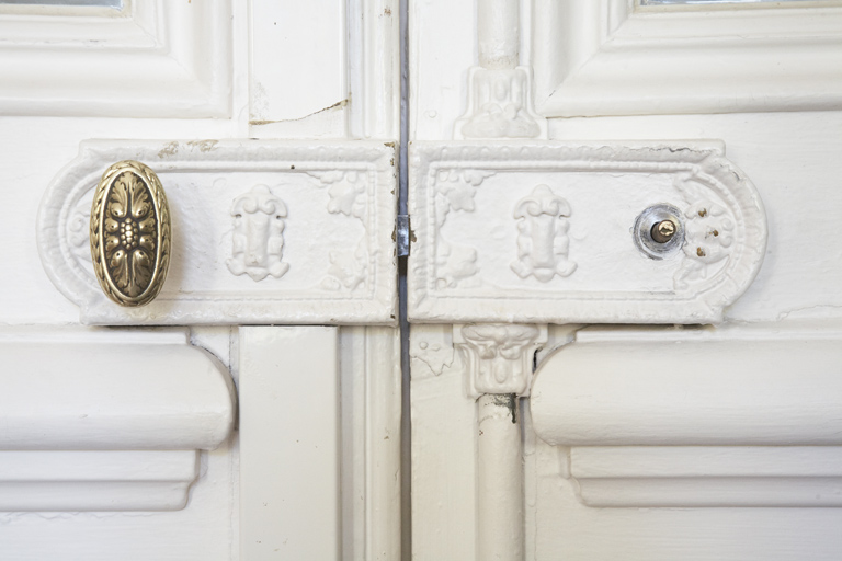 Revers de la porte d'entrée. Serrure.